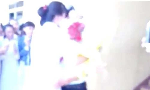 Nam sinh còn đeo khăn quàng đỏ quỳ gối tỏ tình bạn gái