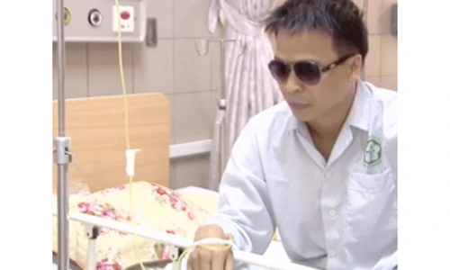 Nằm ngủ trên nền nhà, bị rắn độc cắn suýt chết