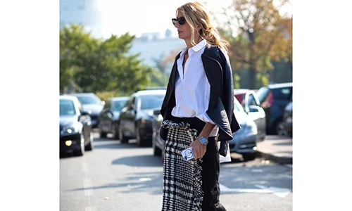 Phụ nữ tuổi 30 mặc gì để trẻ?