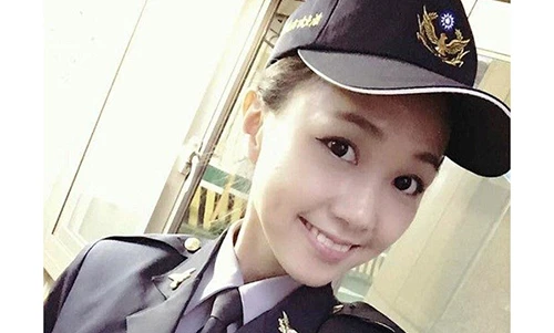 Nữ cảnh sát đẹp hút hồn chân dài miên man gây bão mạng