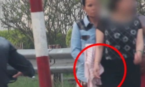 Clip: Móc túi lộng hành trước cổng bệnh viện Bạch Mai