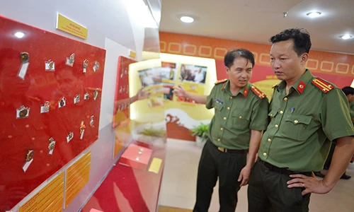 Chùm ảnh: Những kỷ vật lịch sử của công an nhân dân