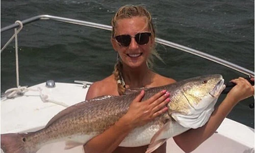 Gái xinh rộ mốt tự sướng với áo ngực cá