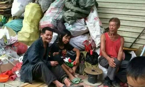 Ông lão vô gia cư tay không "bắt" được vợ trẻ gây sốt