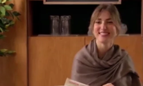 Quý ông há hốc miệng khi bị gái xinh troll