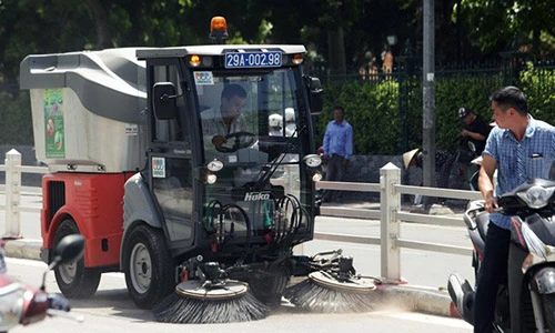 Cận cảnh siêu xe hút bụi trên phố Hà Nội