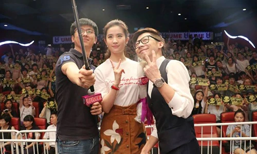 Lưu Diệc Phi lập rào chắn khi giao lưu với fan