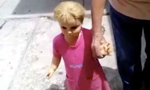 Lạnh người búp bê quỷ ám bước đi như người khi được chủ dắt