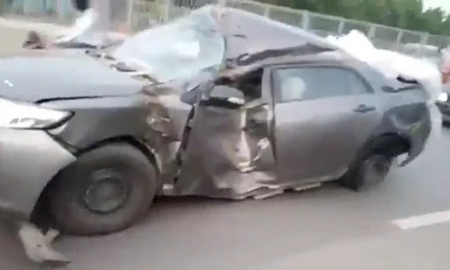 Clip ô tô nát bét như phế liệu vẫn phóng như bay