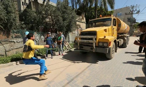 Mắt tròn mắt dẹt xem “dị nhân” dùng răng kéo xe tải 15 tấn