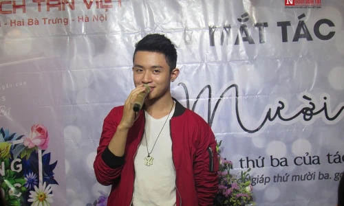 Hot boy quân phục khiến các cô gái “tan chảy” vì giọng hát quá ngọt