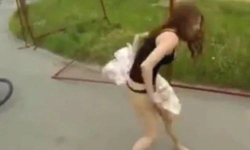 Clip người đẹp chân dài bị tụt váy khi đi xe đạp