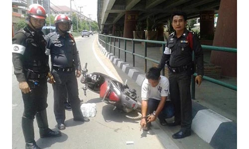 Cảnh sát đạp ngã người vi phạm “phiên bản Thái Lan”