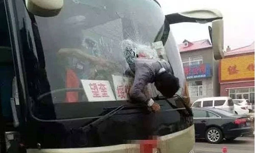 Hoảng hồn người đàn ông lao đầu xuyên kính xe buýt