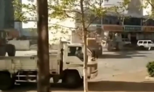 Hỗn chiến giữa hai lái xe ủi kịch tính như trong phim