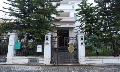 Thăm biệt thự trắng vô cùng ấn tượng của nhà thiết kế nội thất