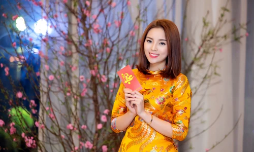 Kỳ Duyên bất ngờ khoe giọng hát trong tiệc cuối năm