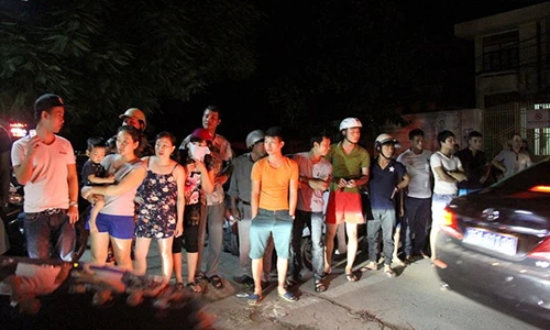 Ảnh: Dân thức đêm chờ xem mặt nghi phạm thảm sát ở Quảng Ninh