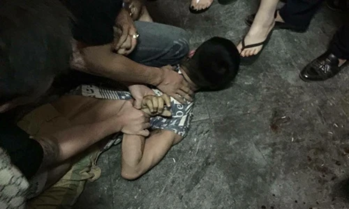 Clip Soái ca trấn áp kẻ chém nhân viên bảo vệ ở Hà Nội