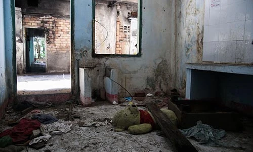 Chùm ảnh: Cảnh lạnh gáy ở cư xá bỏ hoang giữa Sài Gòn