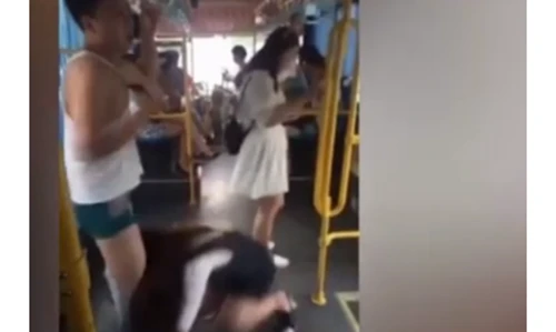 Ngớ người chàng trai bị cô gái kéo tụt quần vì... xe phanh gấp