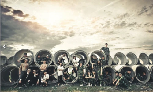 Ảnh kỷ yếu độc “Hậu duệ mặt trời” của teen Ninh Bình gây tranh cãi