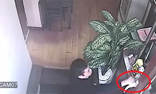 Thanh niên cao to đẹp trai nhưng ăn trộm nhanh như chớp