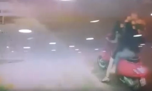 Hai thiếu nữ xinh đẹp đi xe Vespa ăn trộm chậu hoa trên đường