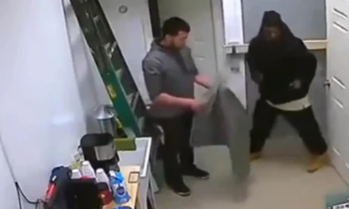 Chủ cửa hàng tay không hạ gục tên cướp có súng ngoạn mục