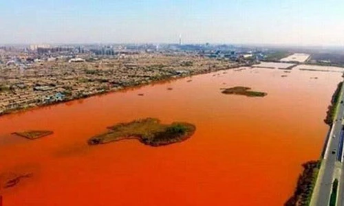 Hoảng hốt với những dòng sông bất ngờ hóa đỏ