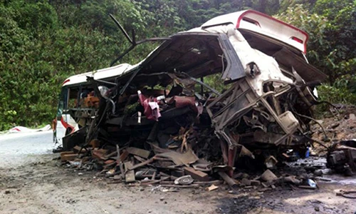 Hiện trường vụ nổ xe khách ở Lào làm nhiều người Việt tử vong