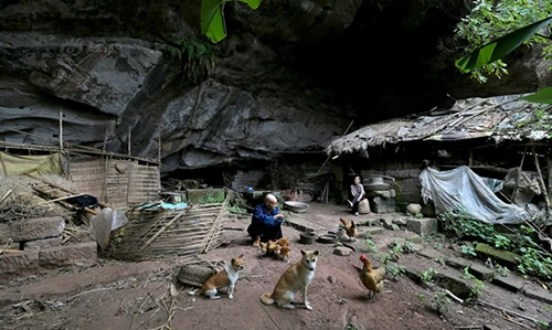Hạnh phúc của vợ chồng già 54 năm sống trong hang đá