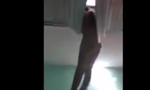 Hy hữu “nữ quái” mắc kẹt vì chui trộm vào nhà dân