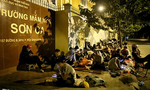 Phụ huynh Sài Gòn ngủ vỉa hè chờ nộp hồ sơ xin học cho con