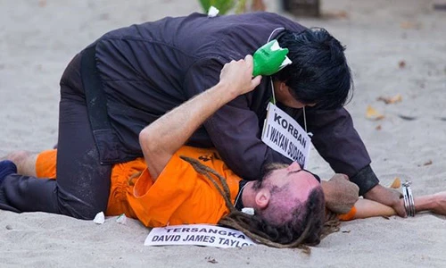 Nghi phạm diễn lại vụ đâm cảnh sát như trong phim trường