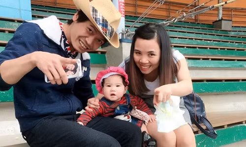 Dân mạng tranh cãi vì cặp vợ chồng song ca “Tình nghèo có nhau“