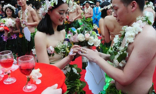 Đám cưới gây sốc kiểu nguyên thủy của dâu rể Trung Quốc