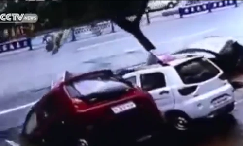 Hàng loạt ô tô lao xuống hố tử thần khổng lồ ở TQ