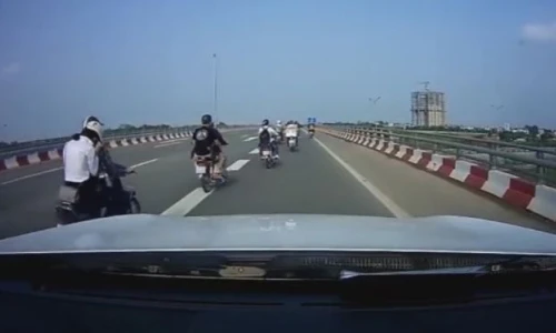 Nhóm “quái xế” chạy xe máy chèn ép ô tô trên đường cấm