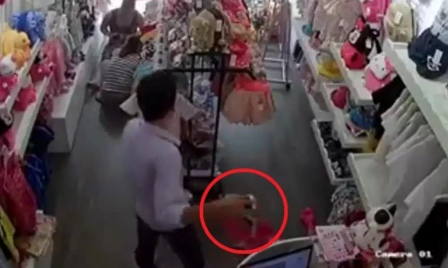 Vợ chồng dẫn con đi mua quần áo dàn cảnh trộm đồ