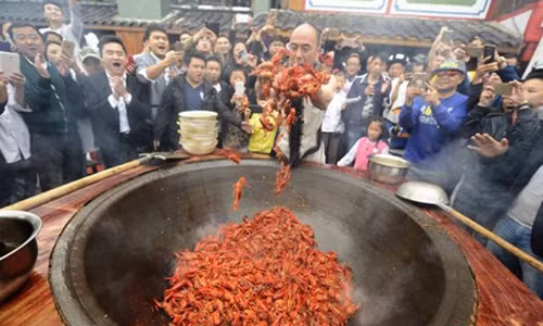 “Dị nhân” xào tôm hùm trong chảo khổng lồ... bằng tay