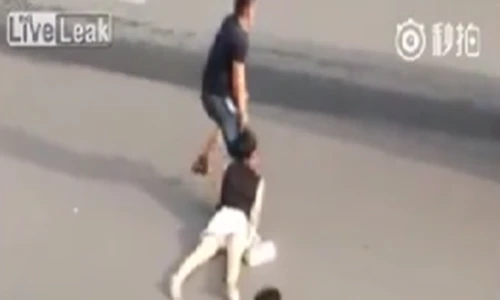 Video: Phát sốc cô gái bị túm tóc kéo lê qua đường 