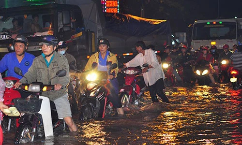 Chùm ảnh: Mưa ngập cuốn trôi xe máy ở Đồng Nai