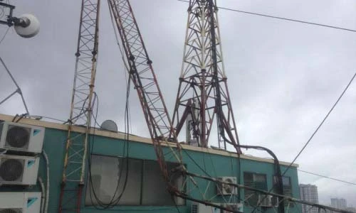 Cận cảnh cột thu phát sóng tử thần đổ chết người ở HN