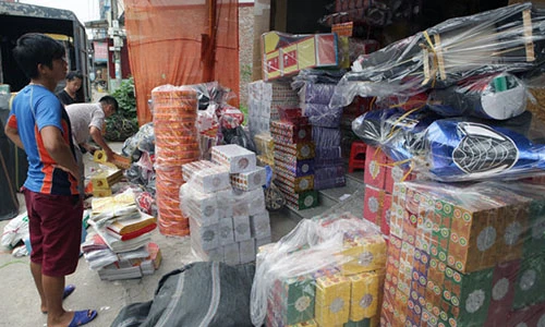 Choáng người cõi âm “cưỡi” máy bay, ô tô mui trần mùa Vu Lan