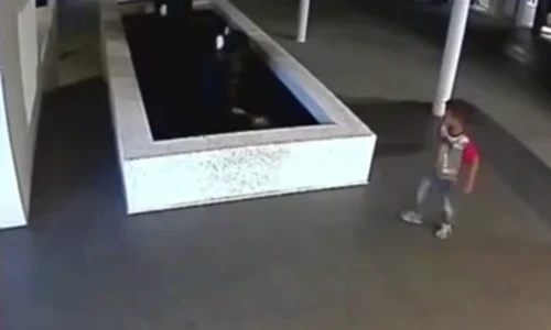 Sau khi xem clip này bạn sẽ không còn dám để trẻ một mình 