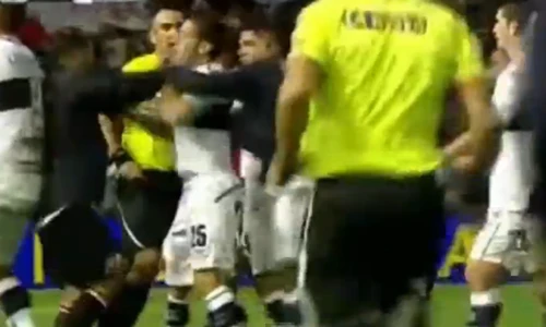 Bạo lực sân cỏ kinh hoàng ở Argentina