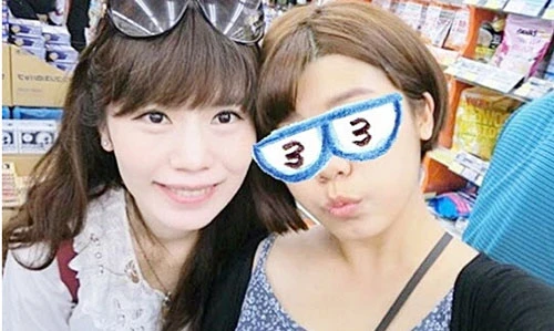 Đi chơi với con trai, mẹ được săn tìm vì xinh như hot girl