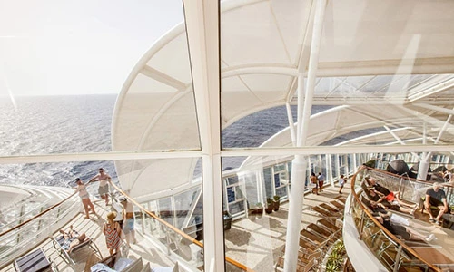Tận mục cuộc sống xa xỉ trên du thuyền lớn nhất thế giới