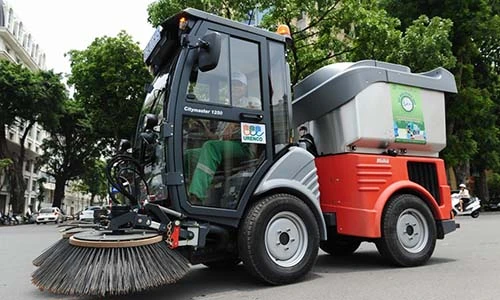 Chùm ảnh: Xe quét đường hiện đại xuất hiện trên phố Hà Nội